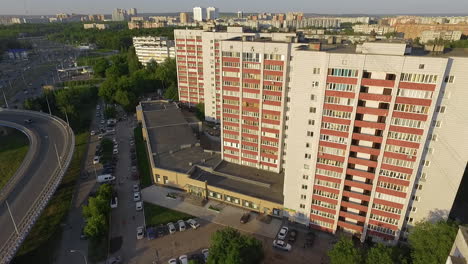 Vista-Aérea-De-Los-Bloques-De-Apartamentos-De-La-Ciudad-De-Kazán,-Rusia,-Y-El-Tráfico-Por-Carretera.